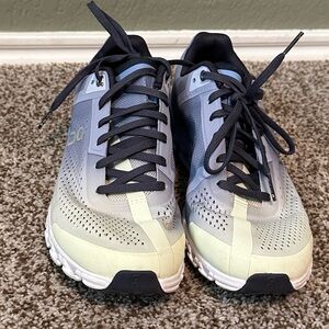 On Cloud Tennis Shoes sz 7.5